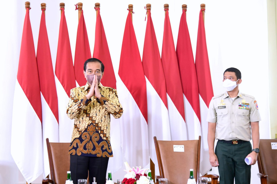 Presiden Joko Widodo memasuki ruang untuk membuka Rakornas PB 2022 dari Istana Kepresidenan, Bogor pada Rabu (23/2).