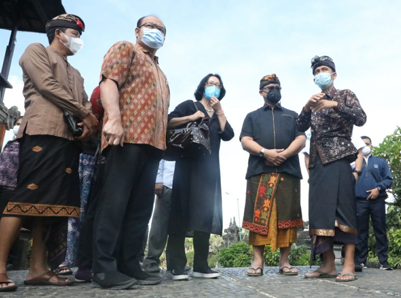 Utusan Khusus PBB untuk Pengurangan Risiko Bencana Mami Mizutori dan rombongan mengunjungi Desa Wisata Penglipuran, Provinsi Bali, Sabtu (23/4).