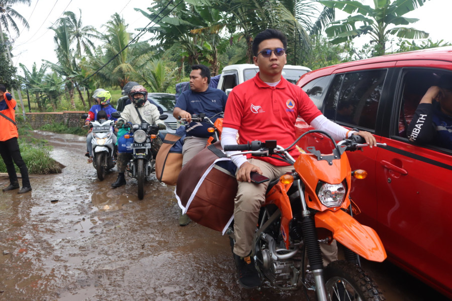 Tim BNPB mendistribusikan logistik menggunakan motor untuk menjangkau  lebih tepat sasaran di wilayah terdampak gempa Kabupaten Cianjur, Jawa Barat pada Sabtu (26/11).
