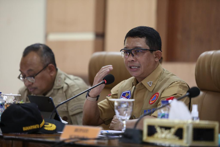 Ketua Satgas PMK Letjen TNI Suharyanto (kanan) memberikan arahan dalam Rapat Koordinasi Penanganan PMK bersama jajaran Pemerintah Kabupaten Sumbawa di Kantor Bupati Sumbawa, Kamis (25/8).