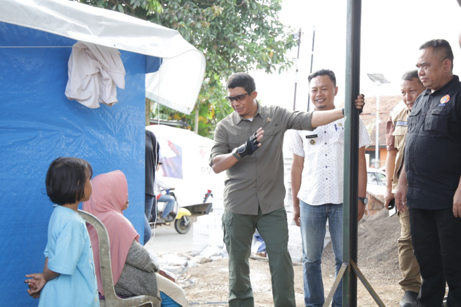 Kepala Badan Nasional Penanggulangan Bencana Letjen TNI Suharyanto (tiga kanan) sedang berdialog dengan salah satu warga yang rumahnya sedang dibangun di Desa Nagrak, Kecamatan Cianjur, Cianjur, Jawa Barat, Jumat (6/1).
