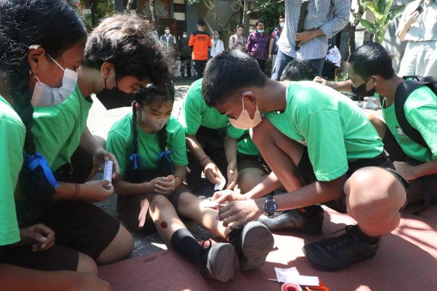 Para siswa mengikuti simulasi evakuasi mandiri gempabumi dan tsunami di SMPN 3 Kuta Selatan, Kecamatan Kuta Selatan, Kabupaten Badung, Provinsi Bali, Jumat (22/4).