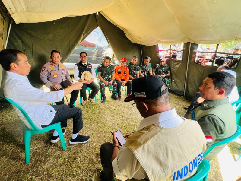 Presiden Joko Widodo mengunjungi tenda pengungsian di Taman Prawatasari yang menjadi tempat tinggal sementara para warga yang terdampak gempa bumi di Kabupaten Cianjur, pada Selasa (22/11).