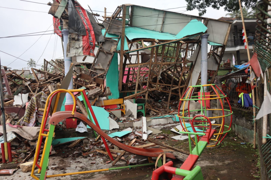Salah satu sekolah terdampak gempa di Cugenang, Kabupaten Cianjur, Jawa Barat, Kamis (24/11).