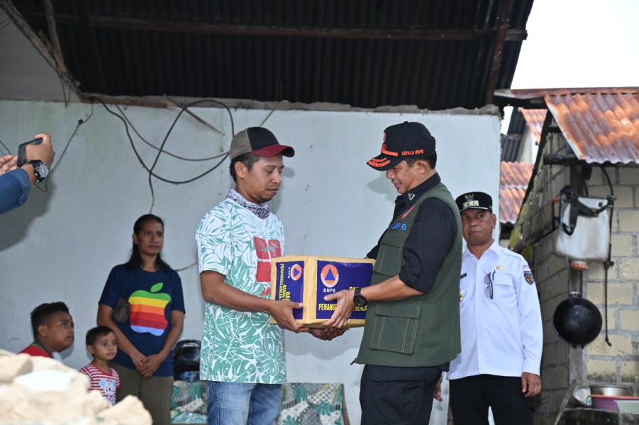 Kepala BNPB Letjen TNI Suharyanto memberikan bantuan logistik bagi warga terdampak gempabumi di Perumahan BTN, Kamis (12/1).