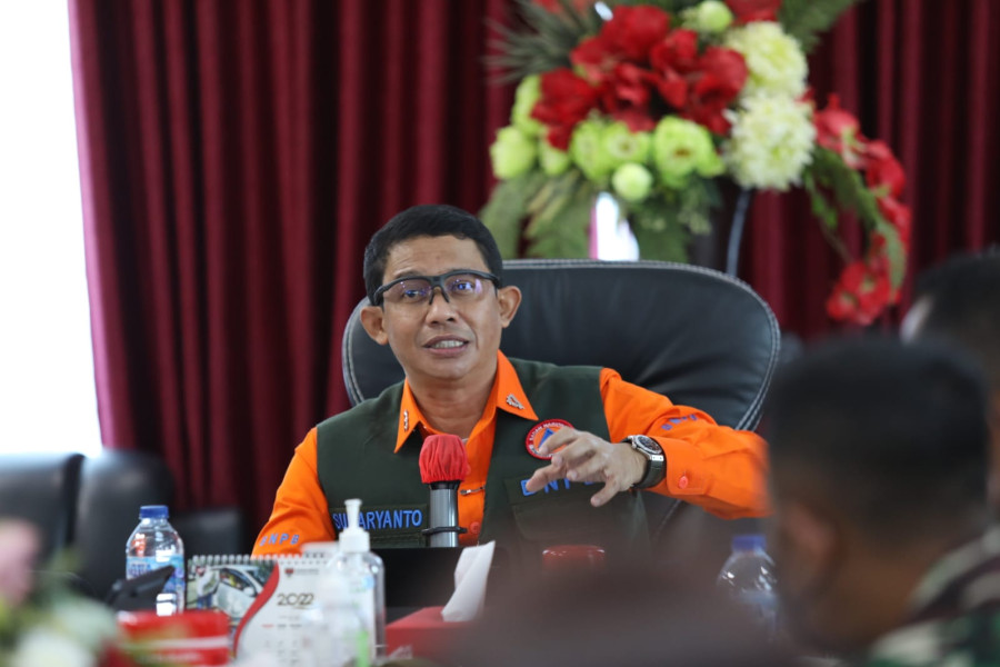 Kepala BNPB Letjen TNI Suharyanto, S.Sos., M.M. memimpin Rapat Koordinasi Percepatan Penanganan Bencana Abrasi Pantai di Kantor Bupati Minahasa Selatan, Provinsi Sulawesi Utara, Jumat (17/6).
