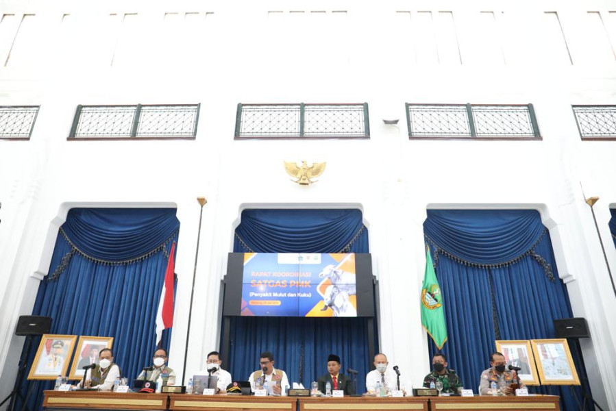 Kepala BNPB/Ketua Satgas Penanganan PMK Letjen TNI Suharyanto (tengah kiri) memberikan arahan kepada jajaran Pemerintah Provinsi Jawa Barat dalam Rapat Koordinasi Penanganan PMK di Gedung Sate, Bandung, Jawa Barat, Jumat (29/7).