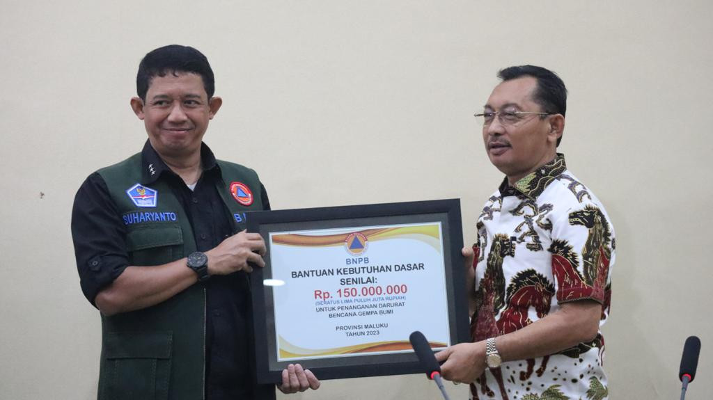 Kepala BNPB Letjen TNI Suharyanto (kiri) saat penyerahan bantuan kebutuhan dasar untuk Pemprov Maluku, Kamis (12/1).