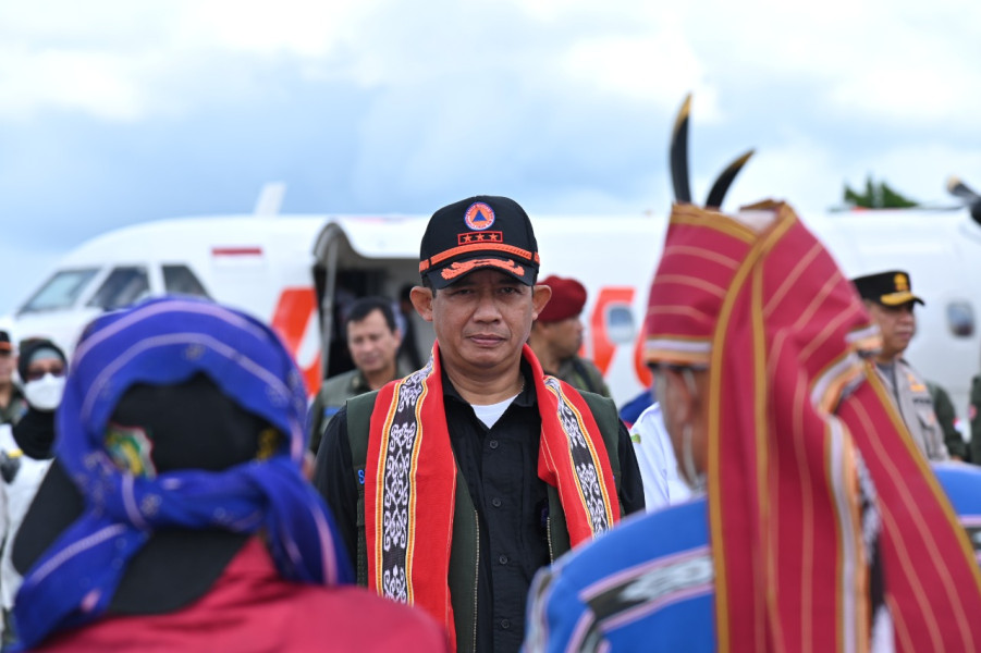 Kepala BNPB Letjen TNI Suharyanto saat prosesi penyambutan selamat datang di Bandara Saumlaki, Kabupaten Kepulauan Tanimbar, Provinsi Maluku, Kamis (12/1).