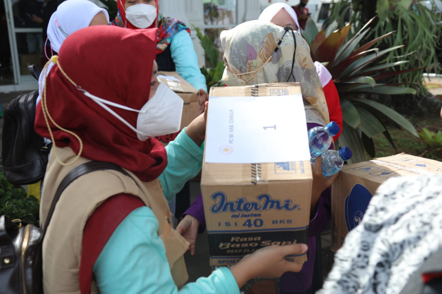 Tim gabungan melakukan persiapan pengiriman bantuan kepada masyarakat terdampak di Posko Kantor Bupati Cianjur, Jawa Barat, Rabu (23/11).