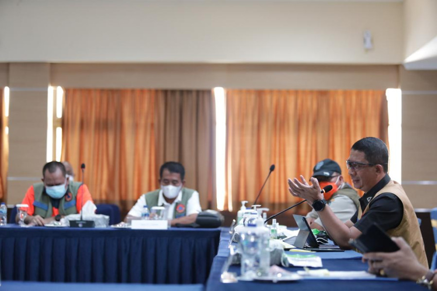 Kepala BNPB sekaligus Ketua Satgas Penanganan Covid-19 Letjen TNI Suharyanto memberikan arahan dalam Rapat Koordinasi Penanganan Covid-19 bersama Pemerintah Kota Batam dan Provinsi Kepulauan Riau, di Batam, Kamis (24/3).