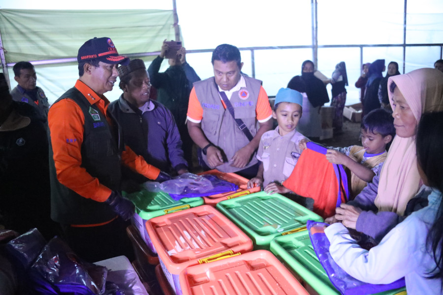 Kepala BNPB Letjen TNI Suharyanto (kemeja orange dan rompi) berdiskusi dengan warga di Desa Sarampad, Kecamatan Cugenang, Kabupaten Cianjur, Jawa Barat pada Sabtu (26/11).