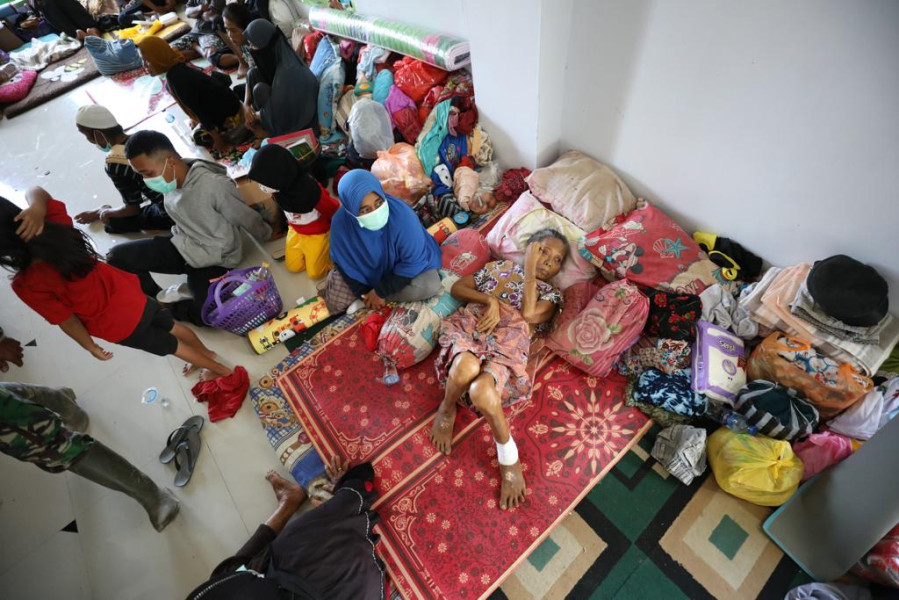 Kondisi pengungsian warga terdampak banjir bandang di masjid Al-Ikhlas Desa Torue, Kecamatan Torue, Kabupaten Parigi Moutong, Provinsi Sulawesi Tengah, Minggu (31/7).