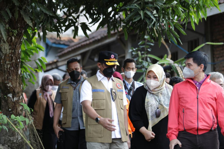 Kepala BNPB Letjen TNI Suharyanto saat meninjau lokasi terdampak gempabumi Banten.