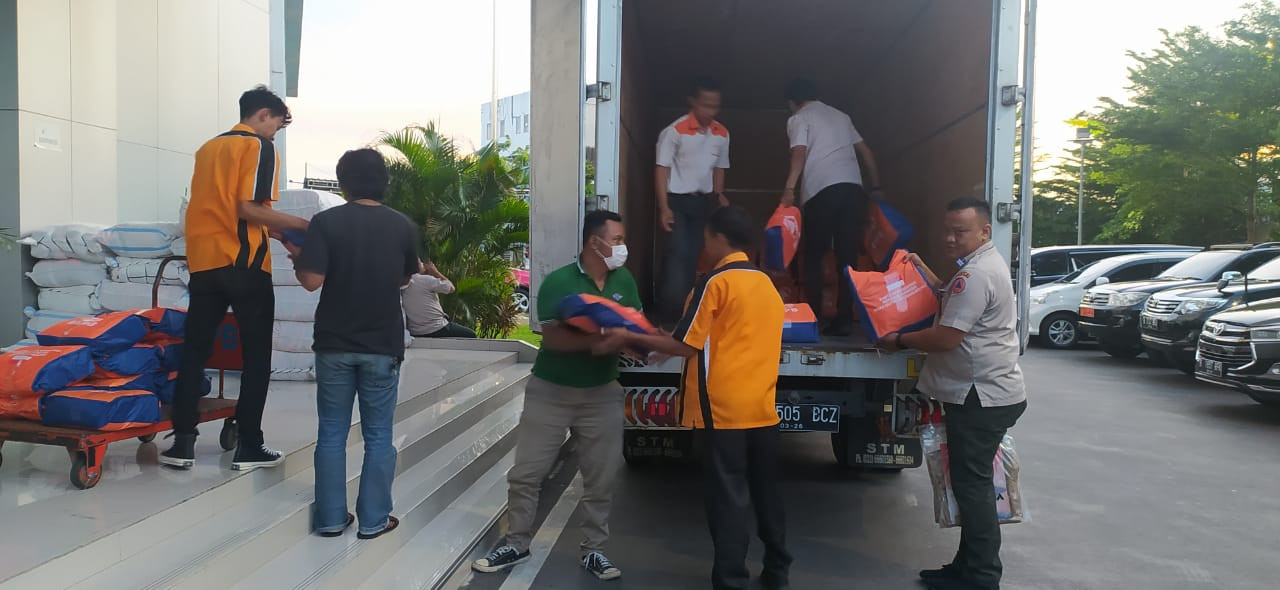 Petugas BNPB sedang mempersiapkan bantuan logistik yang akan dikirimkan menuju lokasi terdampak gempa M5,6 Kabupaten Cianjur, Senin (21/11).