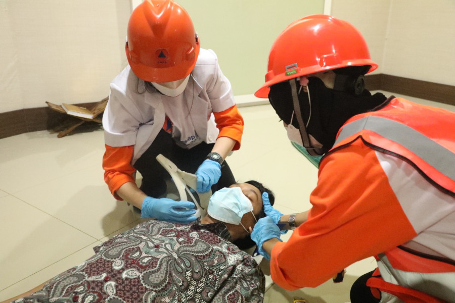 Pegawai BNPB melakukan giat simulasi kesiapsiaagn bencana gempabumi di Graha BNPB, Selasa (26/4).