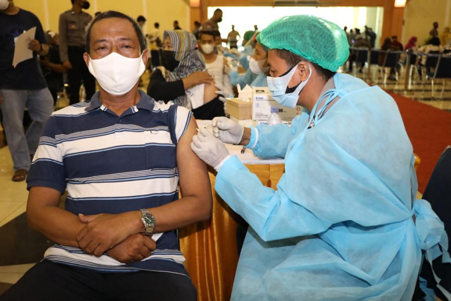 Peserta lansia menerima vaksin lanjutan (booster) serentak di Hotel Bumi Wiyata, Kota Depok, Jawa Barat, Kamis (3/2).