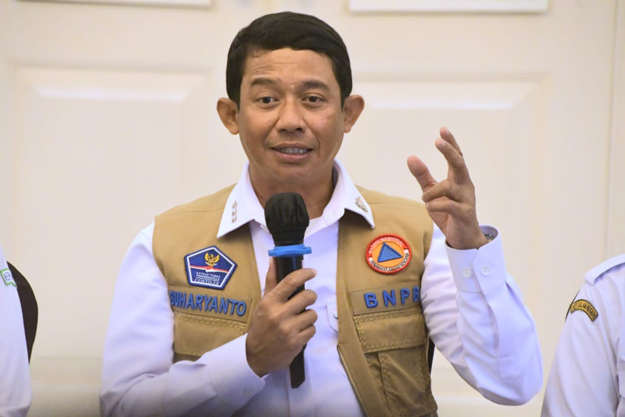 Kepala BNPB Letjen TNI Suharyanto saat memberikan keterangan pers di Kantor  Bupati Cianjur, Jawa Barat, Rabu (23/11).