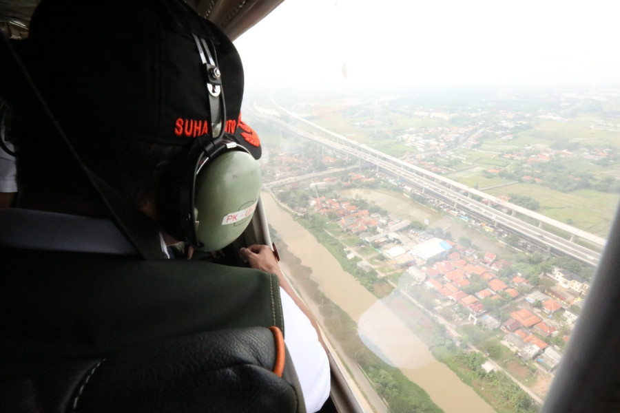 Kepala BNPB Letjen TNI Suharyanto meninjau arus mudik di jalan Tol Jakarta - Cikampek melalui pantauan udara, Jumat (29/4).