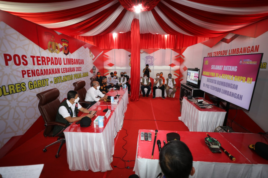 Kepala BNPB, Menko PMK Muhadjir Effendy dan rombongan di Pos Terpadu Limbangan, Jumat (29/4).