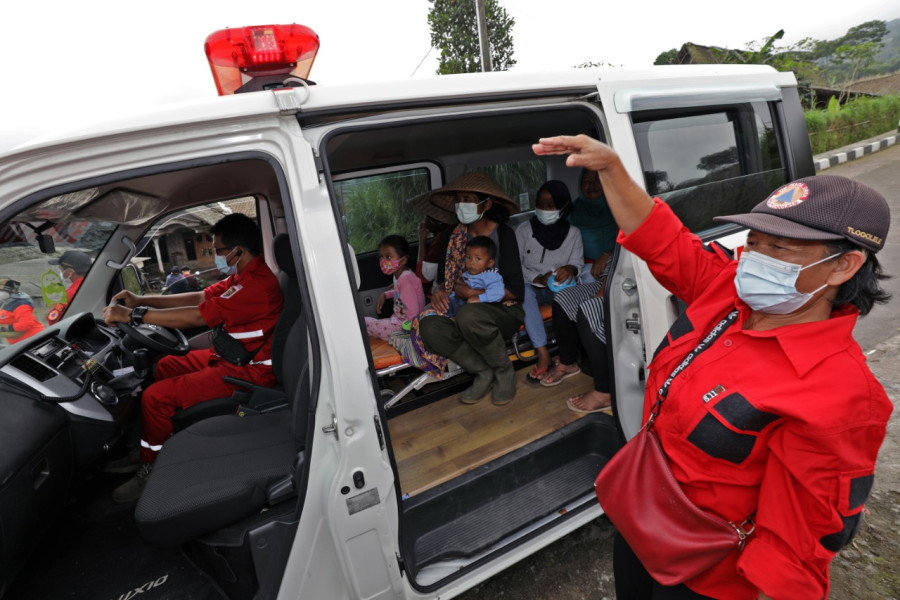 Warga Dusun Stabelan, Desa Tlogolele, Kecamatan Selo, Kabupaten Boyolali mengikuti simulasi evakuasi mandiri bencana Gunung Merapi, Senin (26/4).