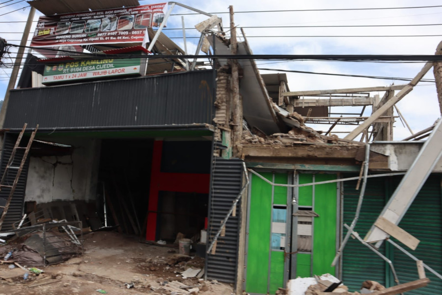 Salah satu bangunan alami kerusakan pascagempa di Kabupaten Cianjur, Jawa Barat, Selasa (22/11).
