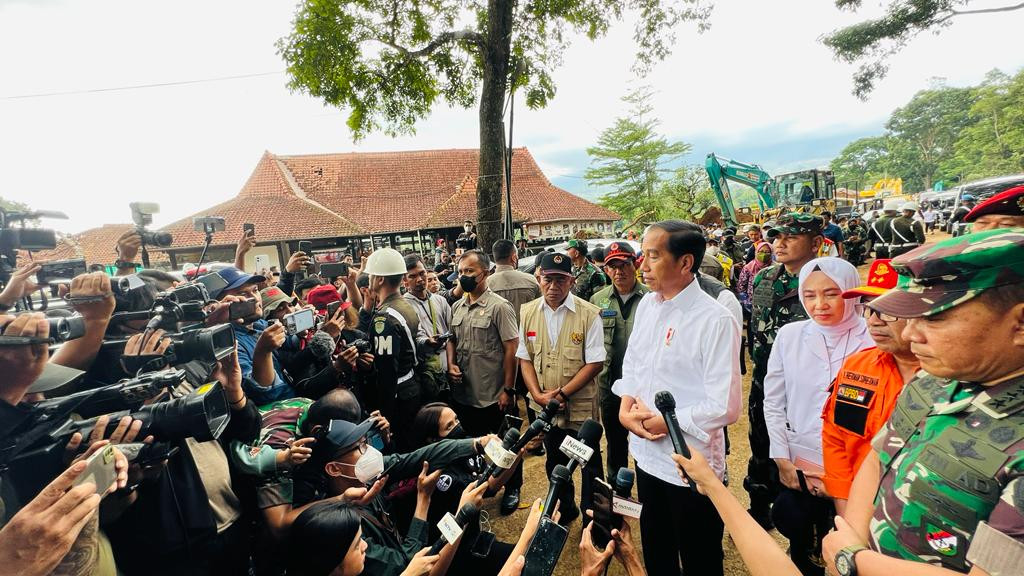 Presiden Joko Widodo meninjau jalan raya Cibeureum, penghubung wilayah Bogor-Cianjur di Kec. Cugenang yang sempat tertimbun longsor akibat gempabumi di Kab. Cianjur, pada Selasa (22/11).