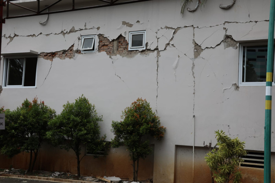 Salah satu bangunan alami kerusakan pascagempa di Kabupaten Cianjur, Jawa Barat, Rabu (23/11).