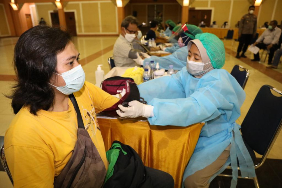 Petugas kesehatan melakukan skrining kepada peserta vaksin lanjutan (booster) serentak di Hotel Bumi Wiyata, Kota Depok, Jawa Barat, Kamis (3/2).