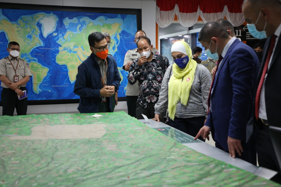 Pranata Humas Ahli Muda BNPB, Theophilus Yanuarto (dua kiri) memberikan penjelasan mengenai diorama gunung merapi kepada pemerintah Jordania dalam hal penanggulangan bencana di Kantor Graha BNPB, Jakarta, Senin (20/6).