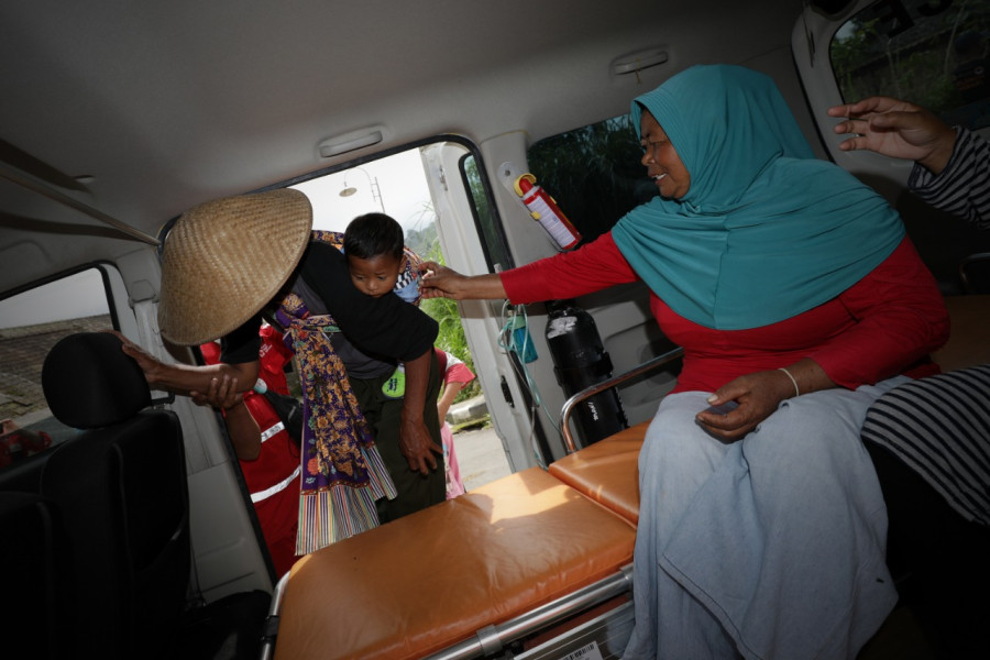 Warga Dusun Stabelan, Desa Tlogolele, Kecamatan Selo, Kabupaten Boyolali mengikuti simulasi evakuasi mandiri bencana Gunung Merapi, Senin (26/4).