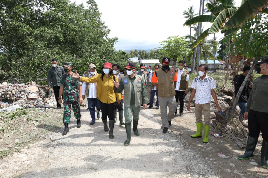 Kepala BNPB Letjen TNI Suharyanto (tengah dengan rompi dan topi) meninjau lokasi terdampak  banjir bandang di Desa Torue, Kecamatan Torue, Kabupaten Parigi Moutong, Sulawesi Tengah, Minggu (31/7).