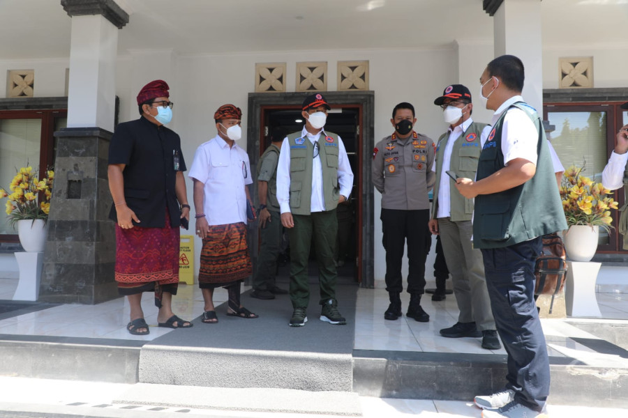 Kepala BNPB/Ketua Satgas Penanganan Covid-19 Letnan Jenderal TNI Suharyanto memimpin rapat persiapan GPDRR 2022 di Command Center Nusa Dua, Bali, Kamis (21/4).