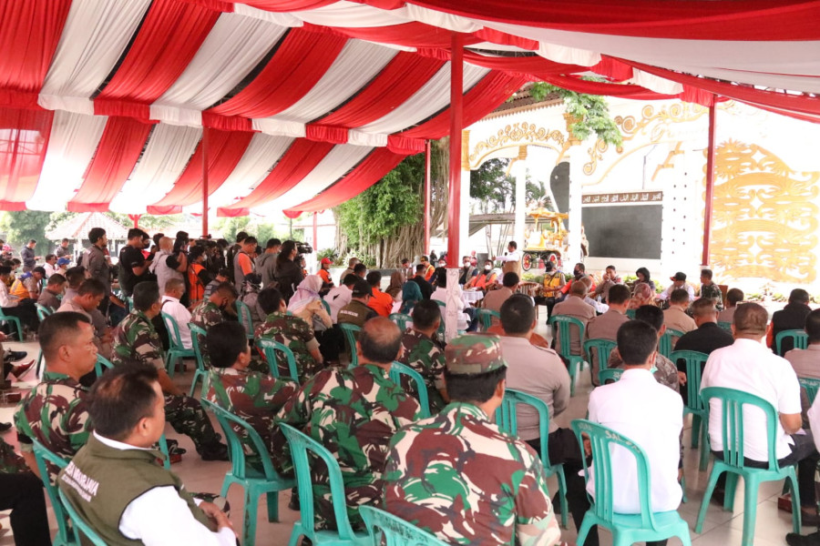 Rapat koordinasi penanganan bencana gempa bumi dihadiri oleh seluruh unsur pemerintah pusat dan daerah, dilaksanakan di Kantor Bupati Cianjur, Jawa Barat, Rabu (23/11).