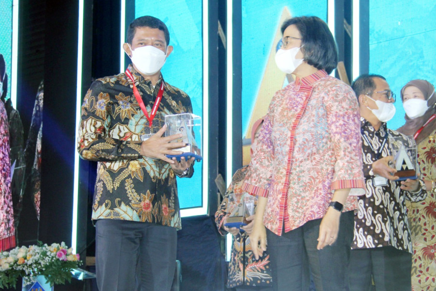 Kepala BNPB Letjen TNI Suharyanto (kiri) menerima penghargaan BNPB untuk kategori Wajar Tanpa Pengecualian (WTP) secara simbolis oleh Menteri Keuangan RI Sri Mulyani di Gedung Dhanapala Kementerian Keuangan, Jakarta, Kamis (22/09).
