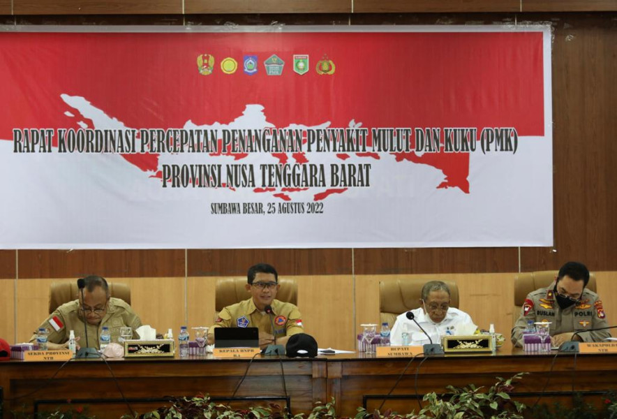 Ketua Satgas PMK Letjen TNI Suharyanto (tengah kiri) memberikan arahan dalam Rapat Koordinasi Penanganan PMK bersama jajaran Pemerintah Kabupaten Sumbawa di Kantor Bupati Sumbawa, Kamis (25/8).