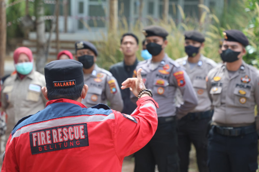 Kalaksa BPBD Kabupaten Belitung (Baju Merah) memimpin apel pasukan sebelum simulasi kebakaran di lokasi DWG G20 Belitung, Sabtu (3/9).