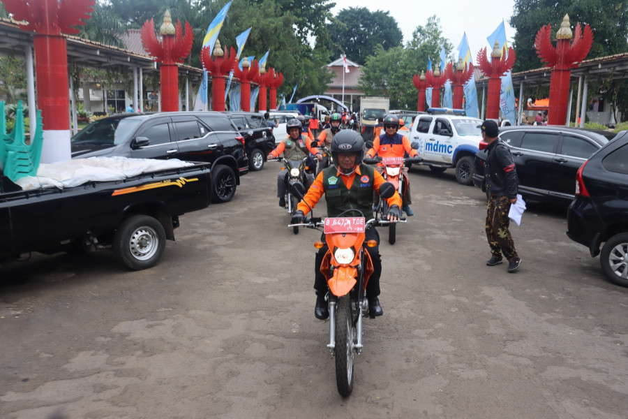 Kepala BNPB Letjen TNI Suharyanto memimpin tim pendistribusian logistik ke wilayah terdampak gempa di Kabupaten Cianjur, Jawa Barat pada Sabtu (26/11).