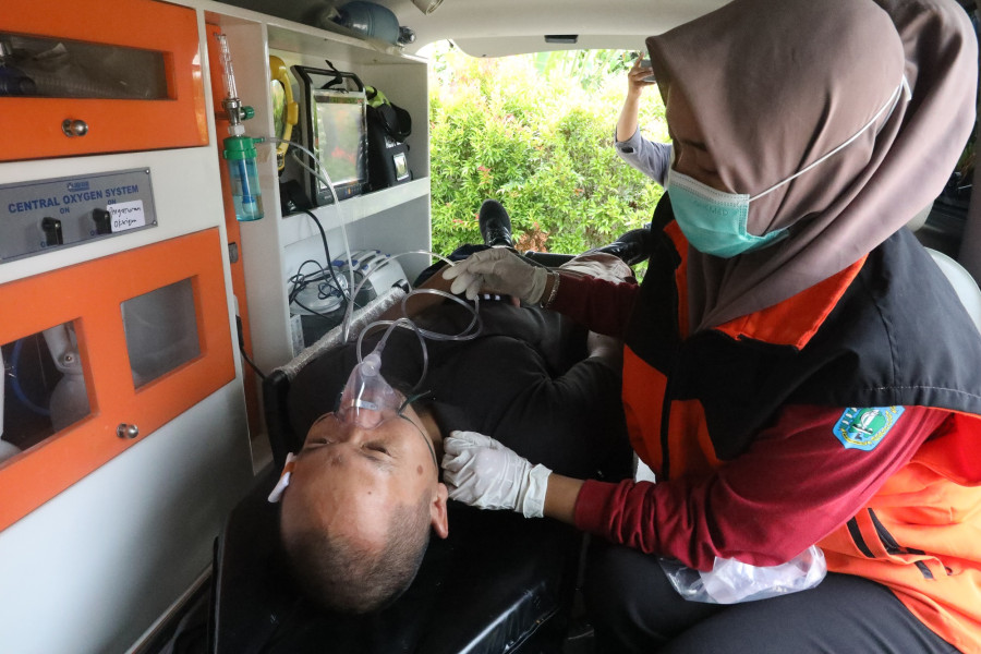 Salah seorang delegasi sedang mendapatkan perawatan dari tenaga kesehatan, setelah mengalami sesak nafas akibat kebakaran di lokasi DWG G20 Belitung, Sabtu (3/9).
