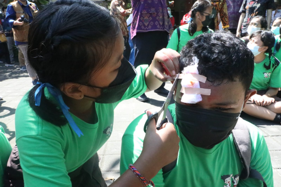 Para siswa mengikuti simulasi evakuasi mandiri gempabumi dan tsunami di SMPN 3 Kuta Selatan, Kecamatan Kuta Selatan, Kabupaten Badung, Provinsi Bali, Jumat (22/4).