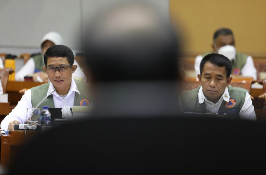 Kepala BNPB Letjen TNI Suharyanto (kiri) dan Deputi Bidang Penanganan Darurat BNBP Mayjen TNI Fajar Setyawan (kanan) pada Rapat Kerja bersama Komisi VIII DPR RI di Kompleks Senayan, Jakarta, Rabu (18/1).