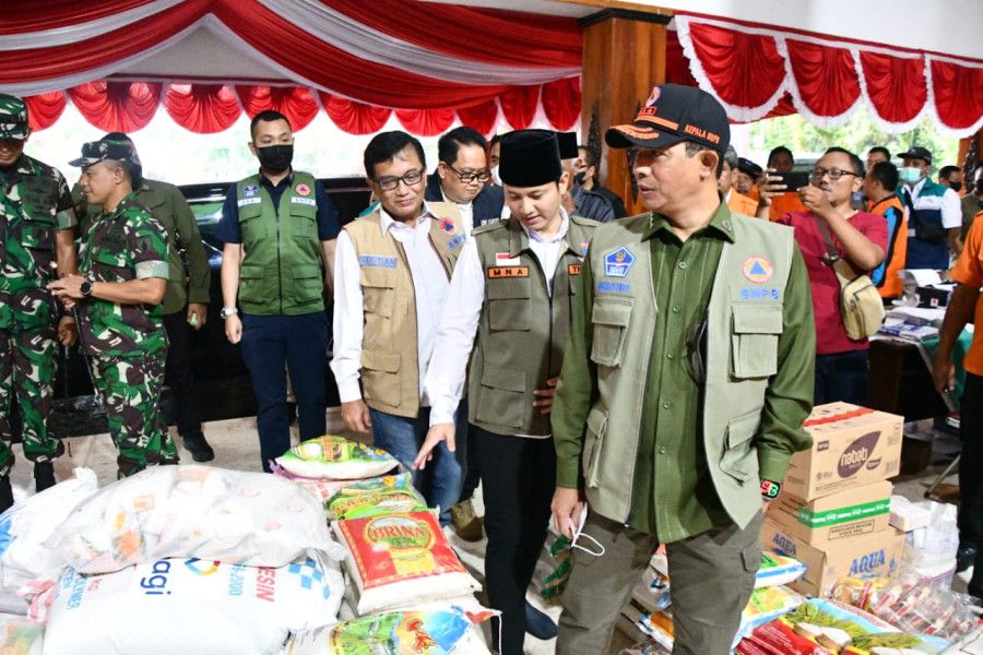 Kepala BNPB Letjen TNI Suharyanto (kemeja hijau dengan rompi) meninjau posko penampungan logistik yang dikumpulkan dari donasi elemen masyarakat di Pendopo Bupati Trenggalek, Jawa Timur, Kamis (20/10).