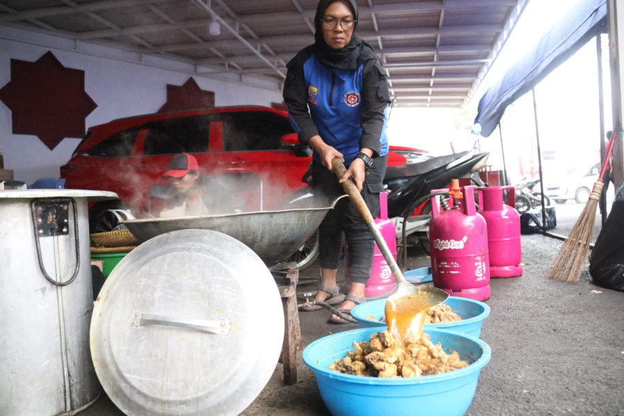 Tim Gabungan sedang memasak kebutuhan permakanan bagi pengungsi di Kabupaten Cianjur, Jawa Barat, Rabu (23/11).