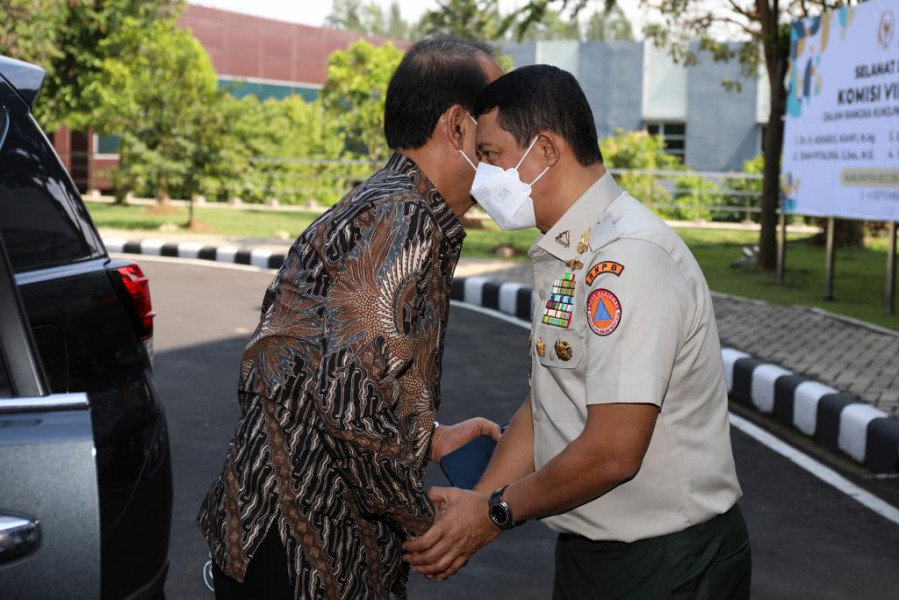 Kepala BNPB Letjen TNI Suharyanto (kanan) menyambut kedatangan Ketua Komisi VIII DPR RI Ashabul Kahfi (kiri) di halaman gedung Pusdiklat PB BNPB, Sentul, Kabupaten Bogor, Jawa Barat, Jumat (2/9).