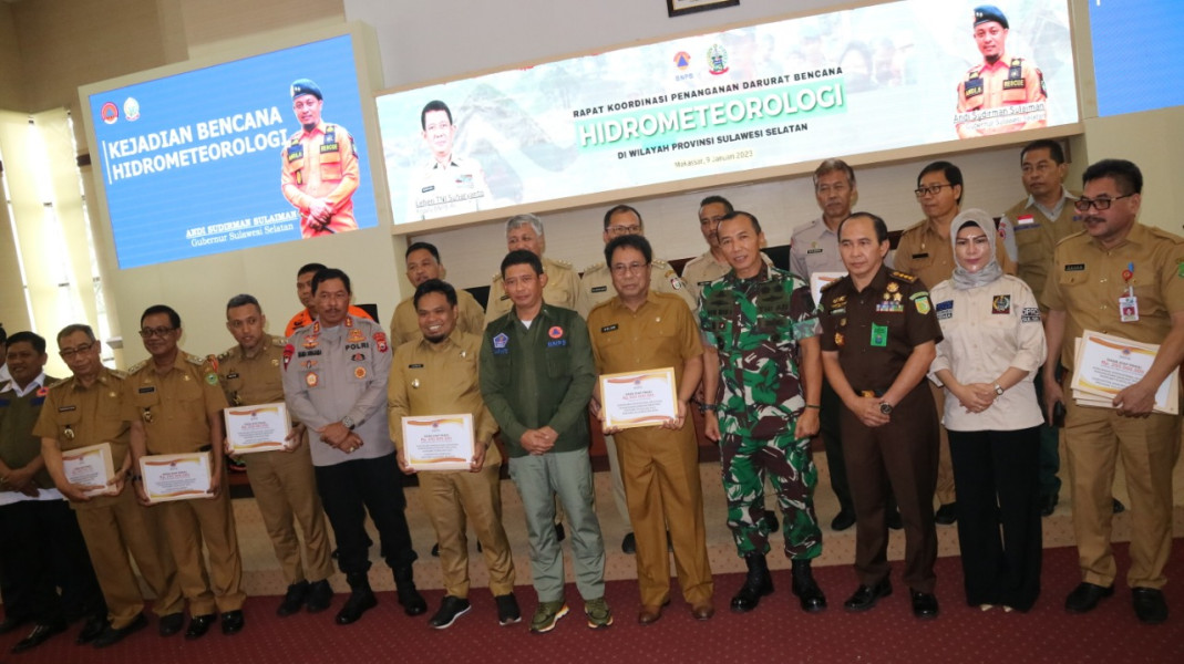 Kepala BNPB Letjen TNI Suharyanto (tengah, rompi) memberikan bantuan dana siap pakai kepada Pemerintah Provinsi Sulawesi Selatan dan 14 Kabupaten/Kota yang terdampak bencana hidrometeorologi, Senin (9/1).