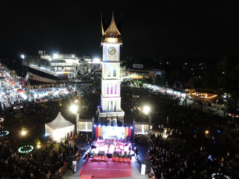 Pagelaran Budaya Sadar Bencana bertajuk “Alam Takambang Jadi Guru” yang dipentaskan di Alun-alun Jam Gadang, Bukittinggi, Sumatera Barat, Sabtu (14/5).