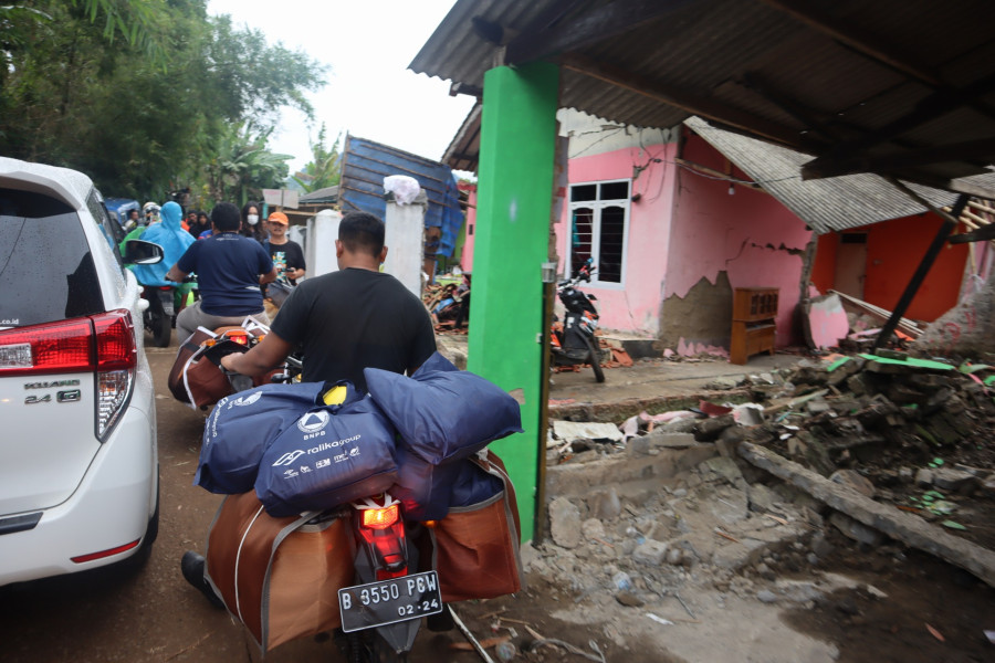 Tim BNPB mendistribusikan logistik menggunakan motor untuk menjangkau  lebih tepat sasaran di wilayah terdampak gempa Kabupaten Cianjur, Jawa Barat pada Sabtu (26/11).