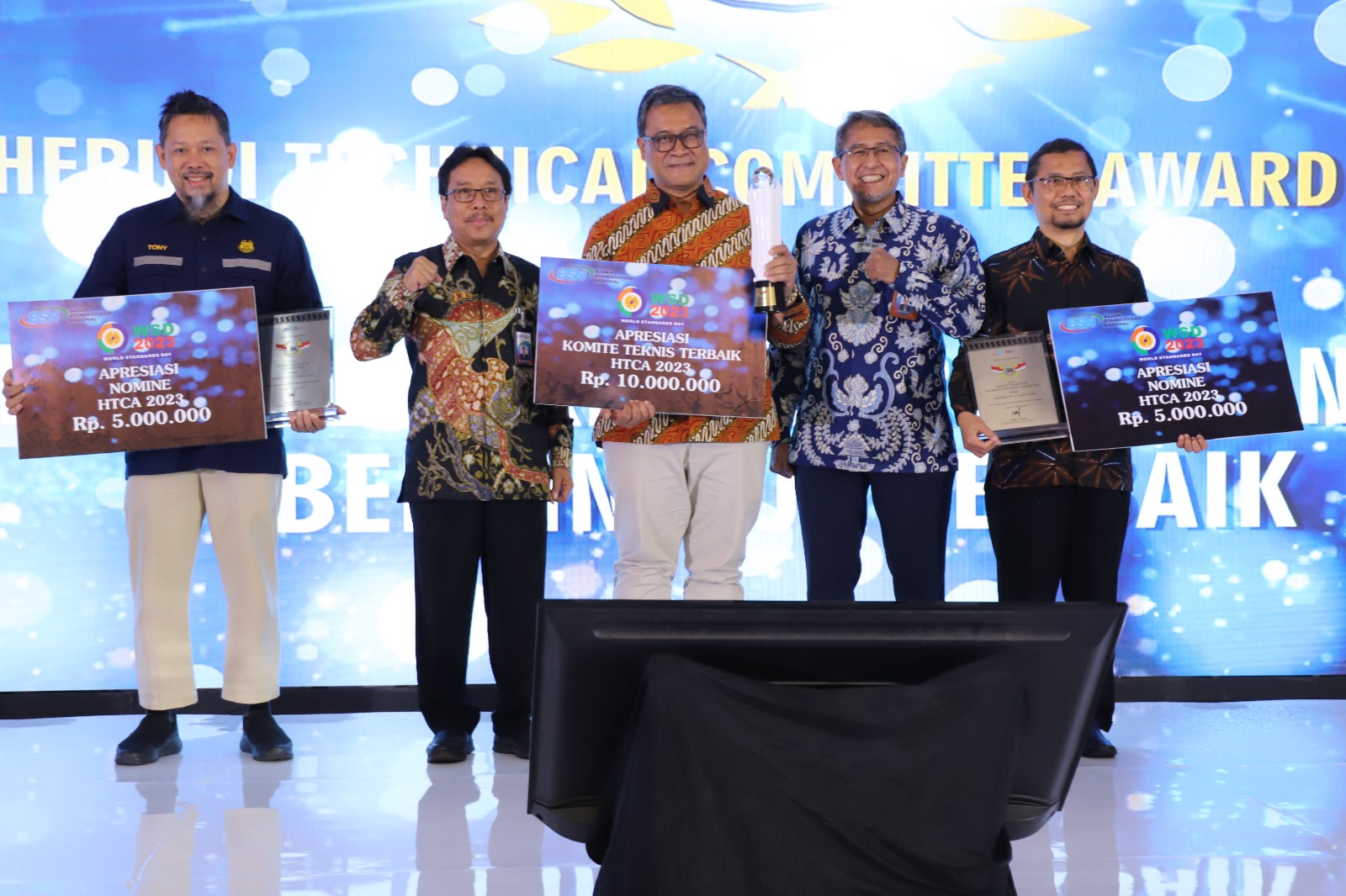 Deputi Bidang Sistem dan Strategi BNPB Raditya Jati (tengah) menerima penghargaan Herudi Technical Committee Award (HTCA) 2023 di Hotel Grand Sahid, Jakarta (17/10). 