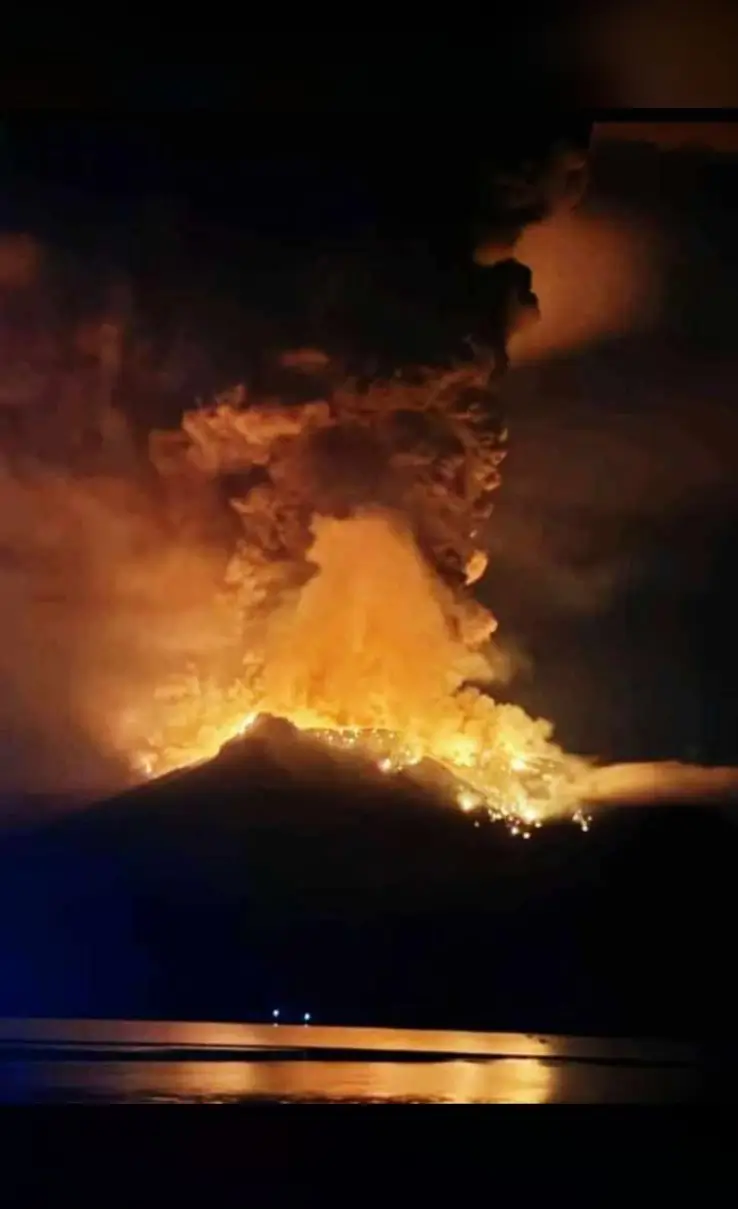 Mount Ruang in North Sulawesi erupted, as many as 828 residents were evacuated