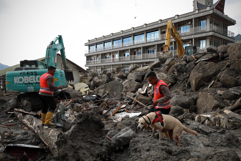 Anjing Pelacak dan Penyelam Dikerahkan Bantu Operasi SAR Banjir Bandang Humbahas